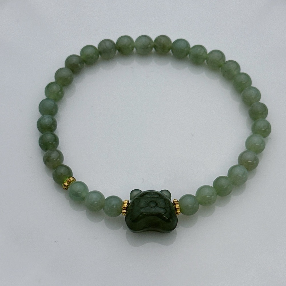 GB45 Handmade Jade Stretchable Bracelet with Carved Tiger Charm - Picture 3 of 6
